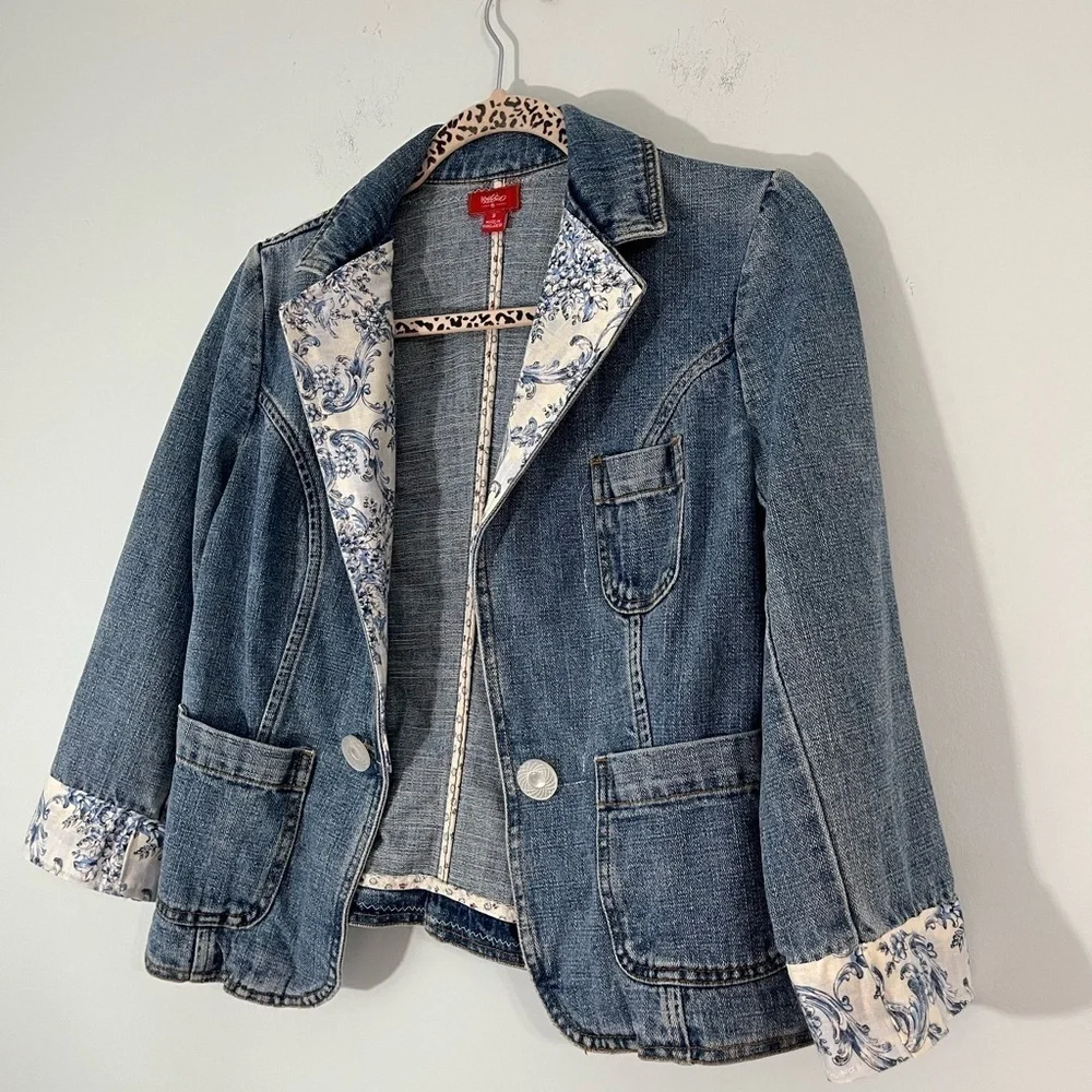Mossimo Denim Jean Jacket with Floral Patchwork. 100% Cotton. Girls Size Small.